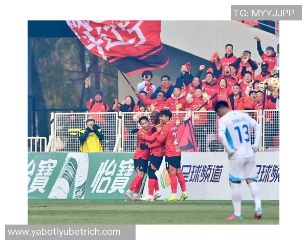 铁人队长邦本宜裕与妻子共庆中甲奖牌荣誉感恩贤内助的支持与陪伴