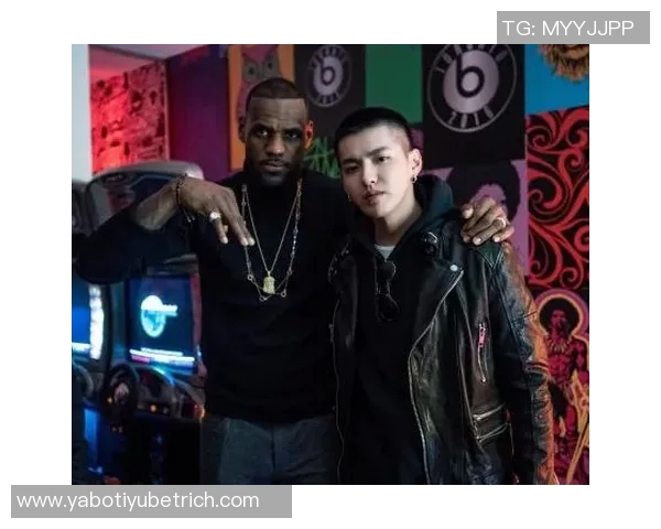 詹姆斯与画家亲密合影庆祝传递兄弟情谊与骄傲之情